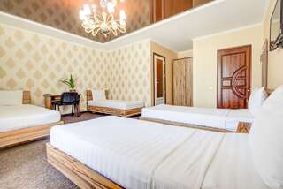 Отель Hotel Kausar Бишкек Четырехместный номер с ванной комнатой-3