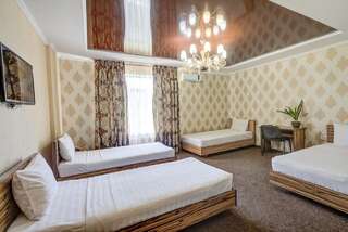 Отель Hotel Kausar Бишкек Четырехместный номер с ванной комнатой-4