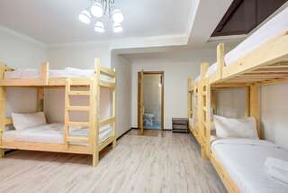 Отель Hotel Kausar Бишкек Кровать в общем номере для мужчин и женщин с 10 кроватями-7