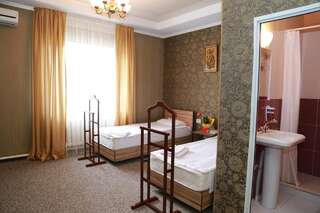 Отель Hotel Kausar Бишкек Стандартный двухместный номер с 1 кроватью или 2 отдельными кроватями-3