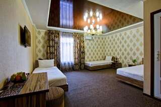 Отель Hotel Kausar Бишкек Стандартный трехместный номер-4