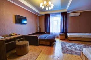 Отель Hotel Kausar Бишкек Стандартный двухместный номер с 1 кроватью или 2 отдельными кроватями-13