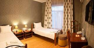 Отель Hotel Kausar Бишкек Стандартный двухместный номер с 1 кроватью или 2 отдельными кроватями-15
