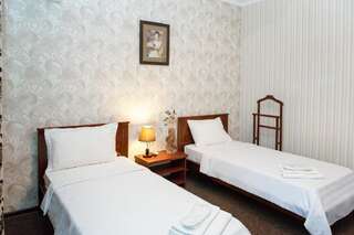 Отель Hotel Kausar Бишкек Стандартный двухместный номер с 1 кроватью или 2 отдельными кроватями-18
